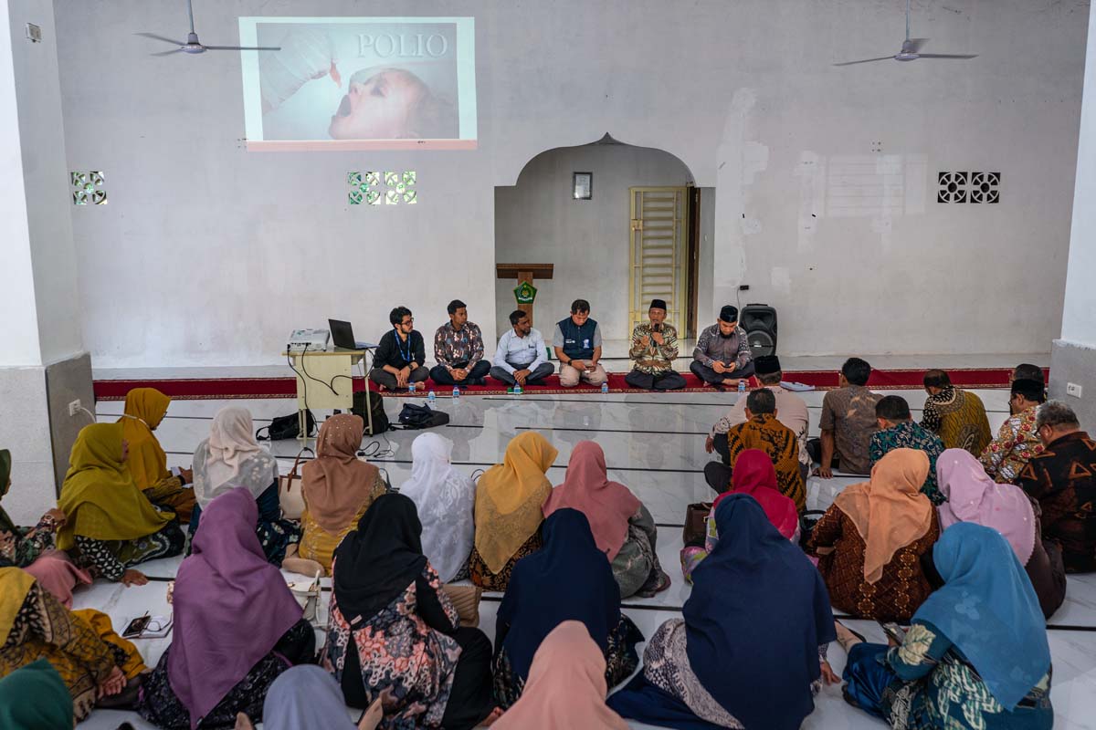 H. Salman Arifin, accompanied by technical officers of from WHO and UNICEF, lectured at a mosque near his office in Aceh Besar.